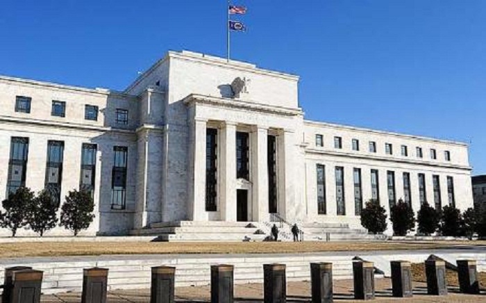 Fed policymakers divided over whether to raise rates soon 